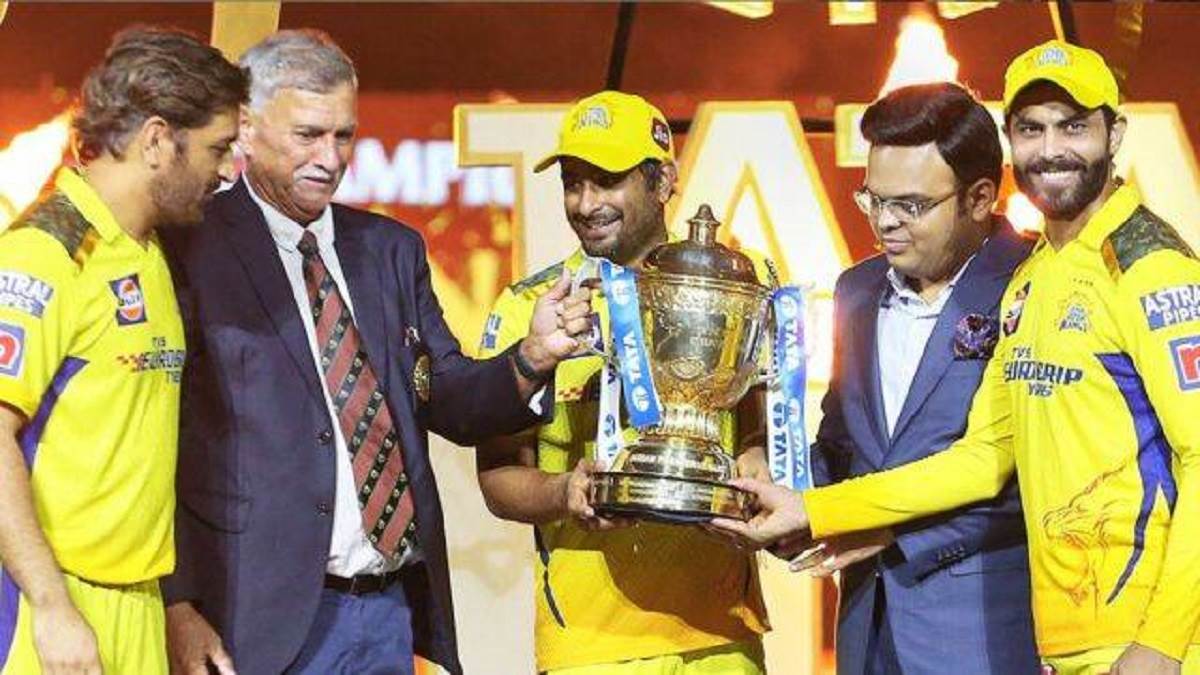 https://www.jagranimages.com/images/newimg/02062023/02_06_2023-ipl_2023_csk_trophy_holding_moment_23430196.jpg