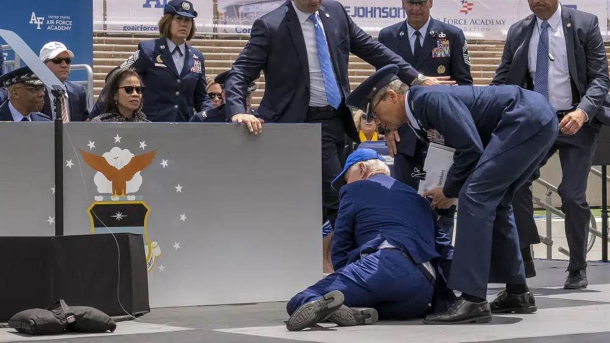 https://www.jagranimages.com/images/newimg/02062023/02_06_2023-joe_biden_falls_23429895.jpg