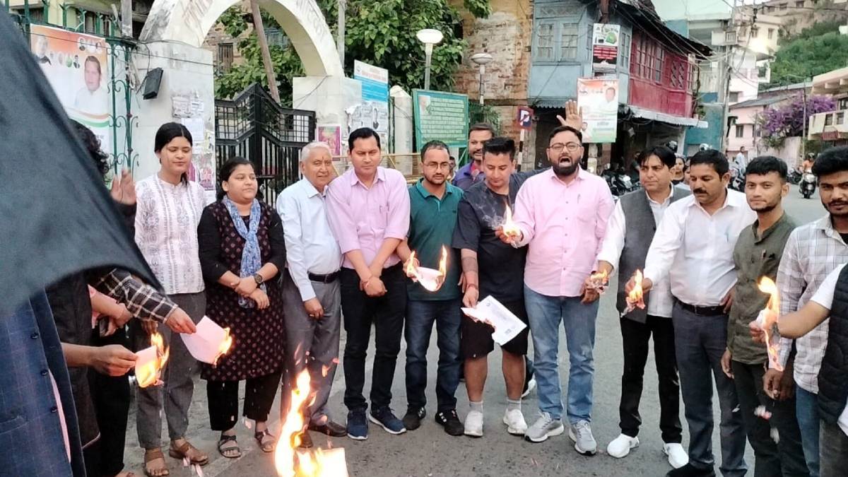 https://www.jagranimages.com/images/newimg/02062023/02_06_2023-support_wrestling_players_mp_brij_bhushan_burnt_certificate_23430569.jpg