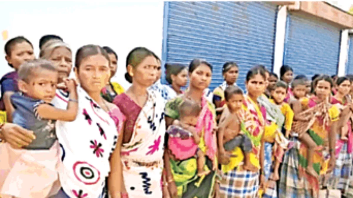 Chhattisgarh: आजादी के 75 साल बाद मिला वोट का अधिकार, नक्सल प्रभावित गांव के आदिवासियों को दिए गए पहचान पत्र