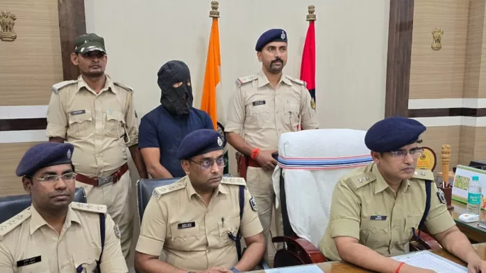 जानकारी देते एसपी व गिरफ्तार हत्यारा पति