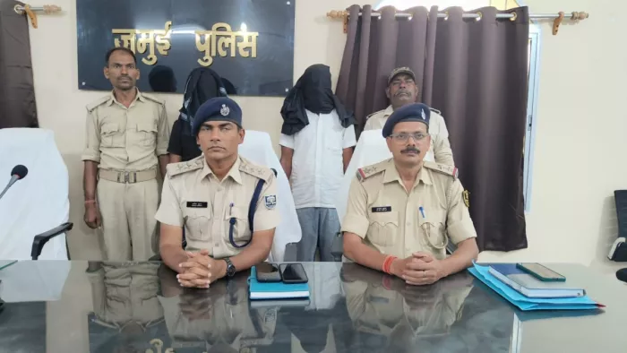 गिरफ्तार अपराधियों के साथ प्रेसवार्ता करते एसडीपीओ सतीश सुमन, बायें से थानाध्यक्ष आलोक कुमार