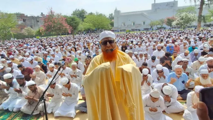 Meerut News: मेरठ शाही ईदगाह में बारिश को लेकर नमाज अदा करने के वाद दुआ करते अकीदतमंद