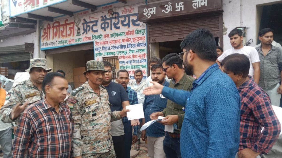 encroachment was removed from belanganj crossing to jama masjid goods were also confiscated