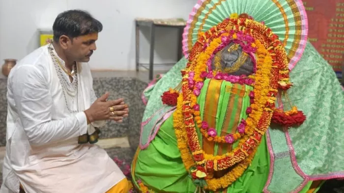 Mathura News: शीतल सामिग्री चख कलियों की सुगंध से मुस्करा उठे पर्वतराज