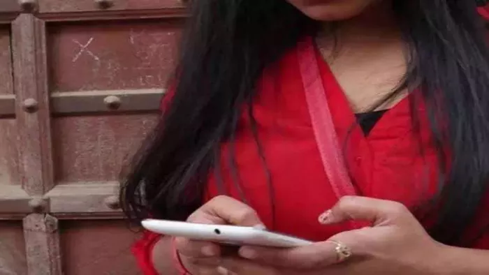 मोबाइल रीचार्ज न कराने पर पत्नी ने छोड़ा, तलाक की नौबत