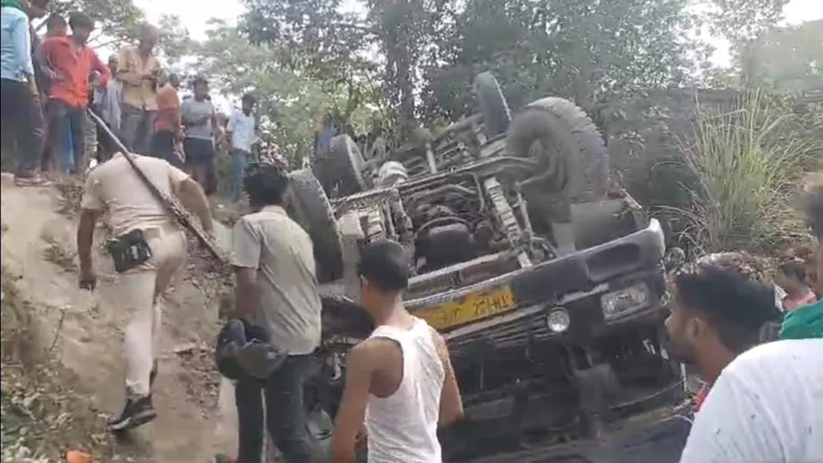 Hajipur News: हाजीपुर में बड़ा सड़क हादसा, एनएच 322 पर पलटी यात्री बस; यात्रियों में मची चीख-पुकार