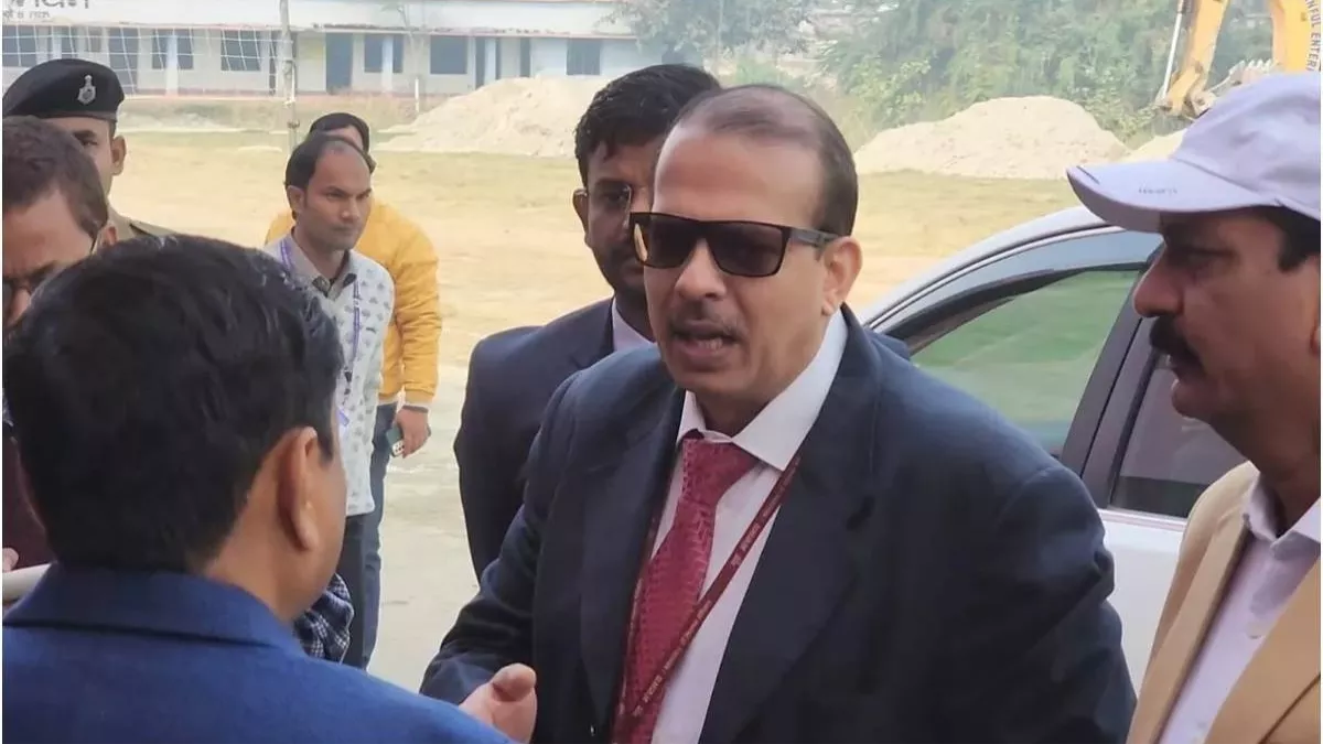 KK Pathak News: बिहार में शिक्षकों के बाद अधिकारियों-कर्मचारियों पर गिरी गाज, लापरवाही बरतने पर हुआ एक्शन