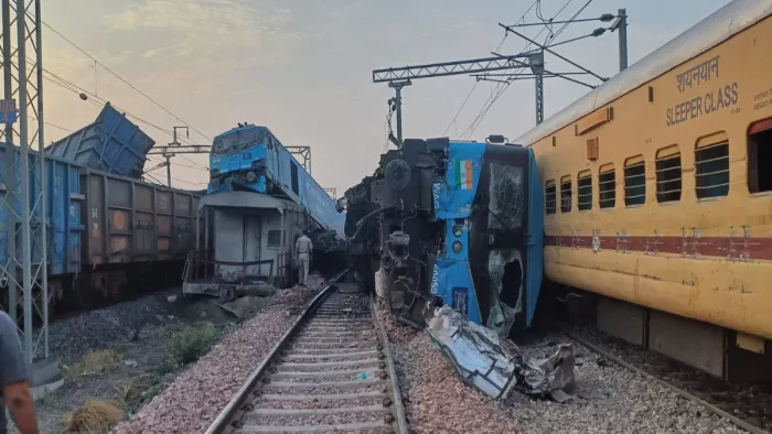 सरहिंद रेलवे स्टेशन से कुछ दूरी पर दो ट्रेनें आपस में टकराई।
