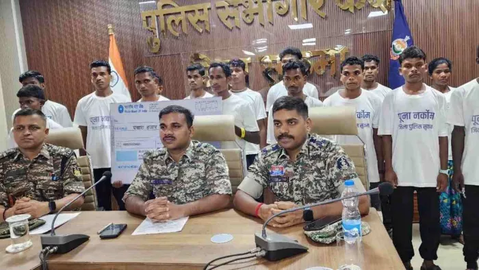 छत्तीसगढ़ के सुकमा में सरेंडर करने वाले 16 नक्सली।