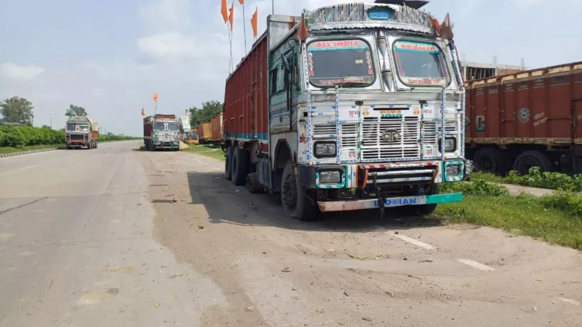 Saran News: छपरा में हर सुबह जान पर भारी ट्रैफिक, रिहायशी इलाकों से गुजरते ट्रकों ने बढ़ाया खतरा