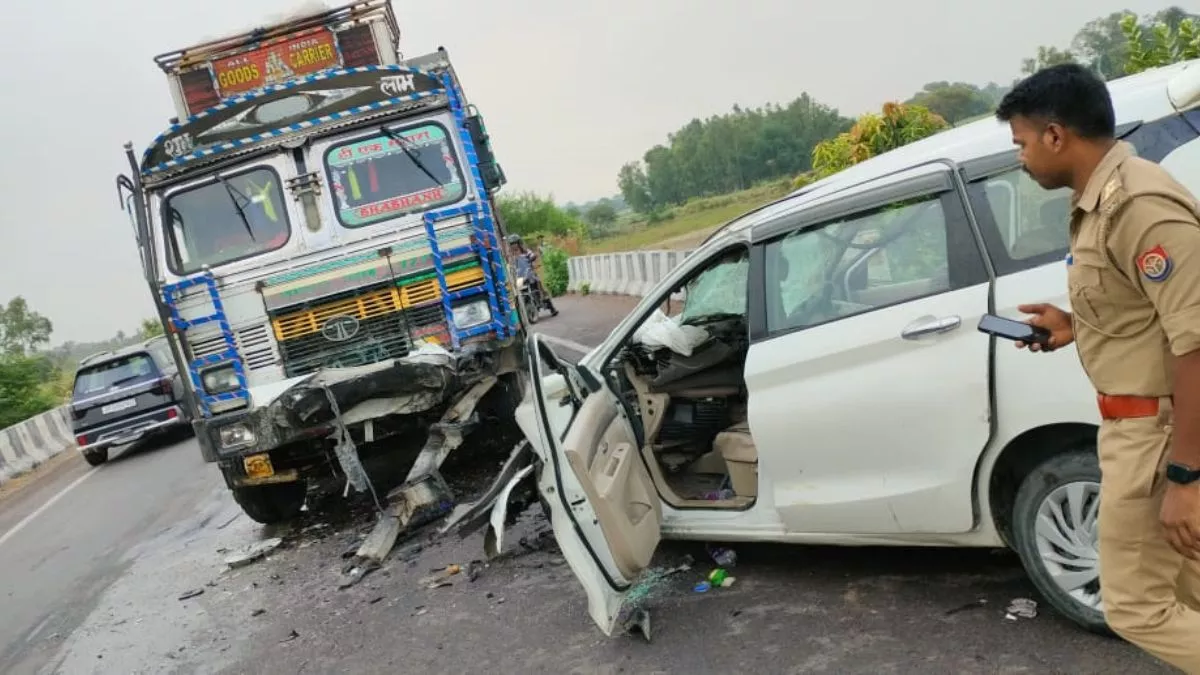 बाराबंकी में प्रॉपर्टी डीलर समेत चार की मौत, ट्रक की टक्कर इतनी तेज कि कार के परखच्चे उड़ गए - Barabanki Road Accident 4 Dead Several Injured in Truck Car Collision