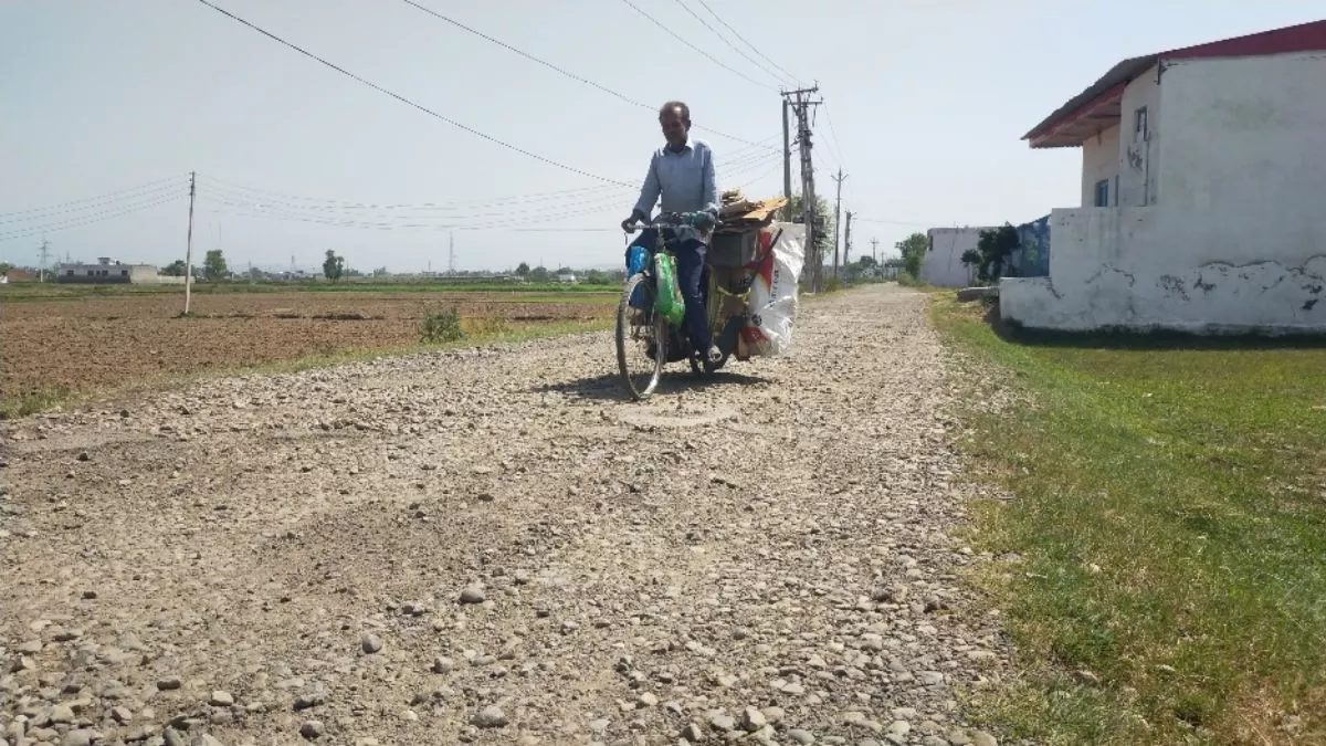 जम्मू में खस्ताहाल सड़क पर मरम्मत नहीं होने पर फूटा लोगों का गुस्सा, जमकर किया प्रदर्शन