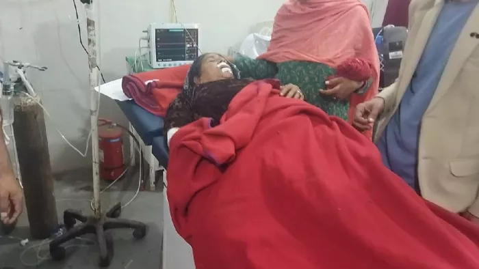 चनैनी अस्पताल में उपचाराधीन दुर्घटना में घायल महिला।