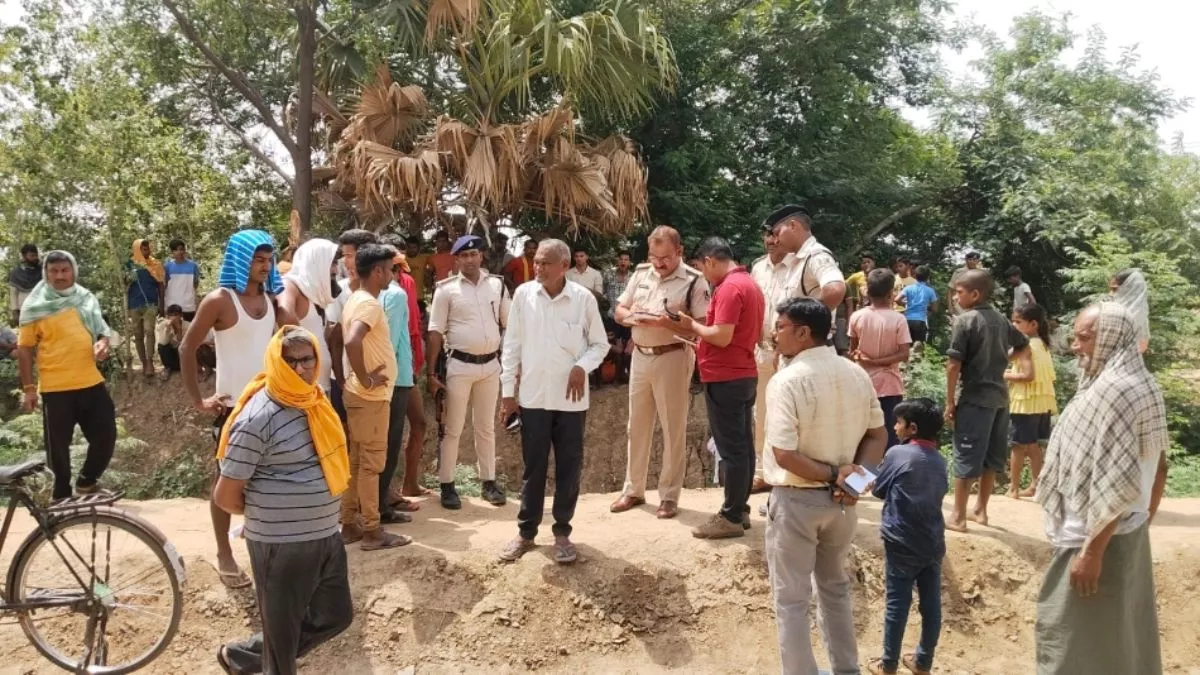 Rohtas News: जमानत पर छूट कर आया था युवक, दिनदहाड़े गमछे से गला घोंटकर हत्या; परिजनों ने किया हंगामा
