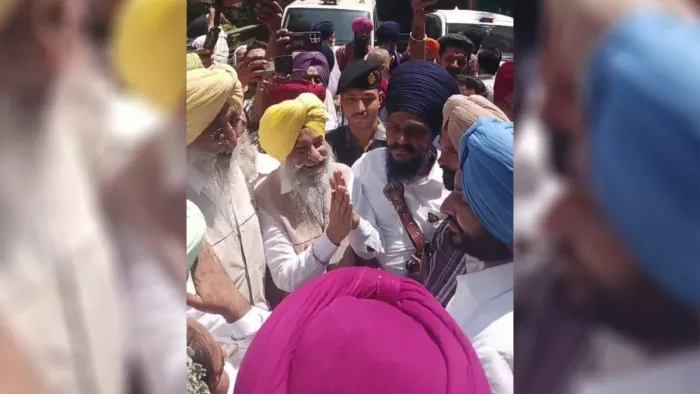 मंत्री बिट्टू ने लिया सिमरजीत मान का आशीर्वाद