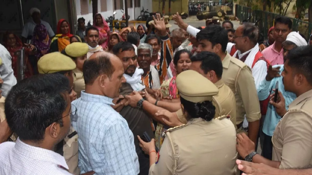 यूपी के उन्नाव जिले में कलेक्ट्रेट में ग्रामीणों ने किया हंगामा, पुलिस से की धक्का-मुक्की