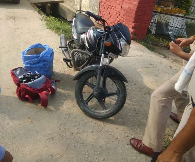 बाइक सवार युवक से 22 बोतल शराब बरामद.पुलिस को देखते ही वाहन छोड़ भागा बाइक सवार युवक से 22 बोतल शराब बरामद.पुलिस को देखते ही वाहन छोड़ भागा