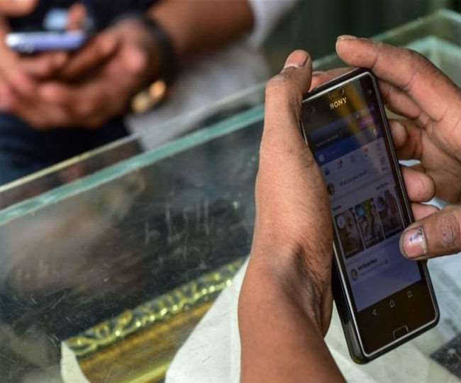 कांगड़ा में पड़ोसी ने नाबालिग लड़की को मोबाइल पर भेजी अश्लील सामग्री.मामला दर्ज कांगड़ा में पड़ोसी ने नाबालिग लड़की को मोबाइल पर भेजी अश्लील सामग्री, थाने में शिकायत के बाद मामला दर्ज