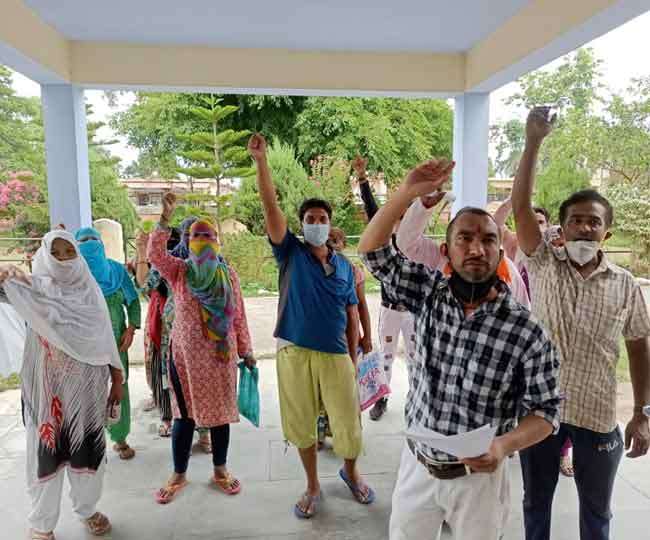 उक्रांद ने किया तहसील में प्रदर्शन, मनमर्जी से राशन वितरण करने का लगाया