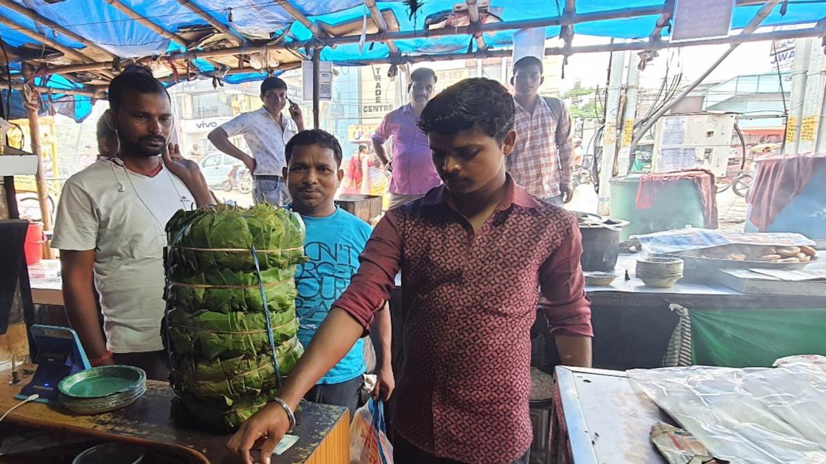 ग्राहकों से ज्यादा शहर के दुकानदार दिख रहे जागरूक, आदित्यपुर में पत्ते के ठोंगा का हो रहा इस्तेमाल