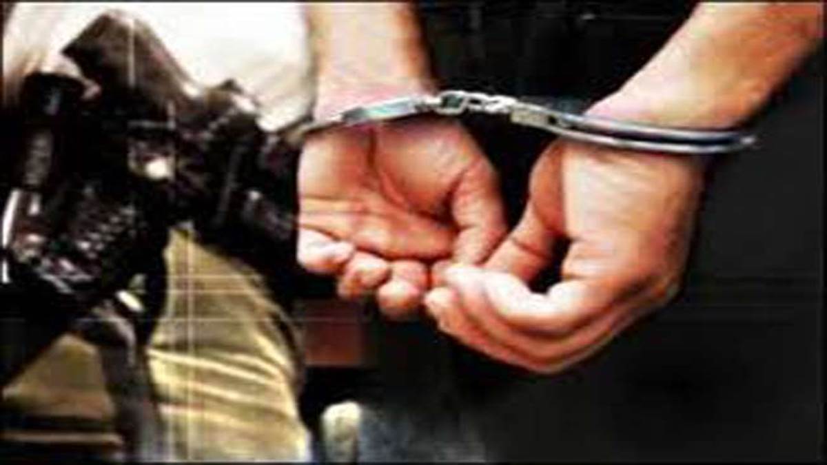 चंदौली जिले में लूट के पांच आरोपित पुलिस हिरासत में हैं।