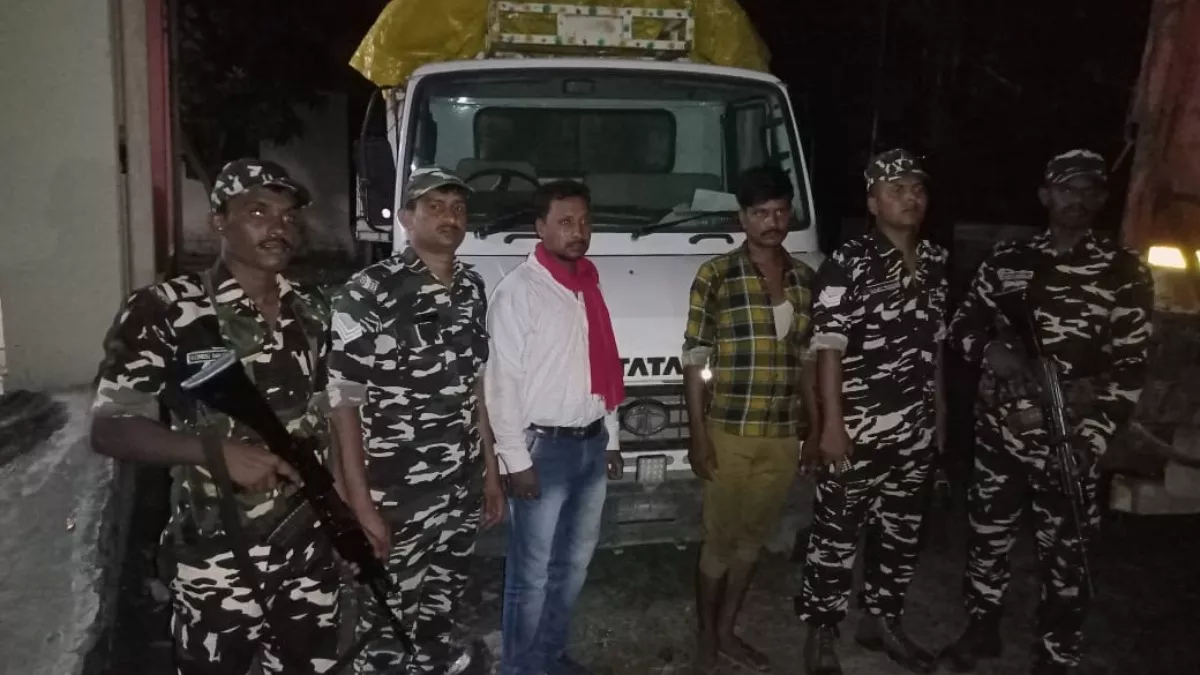 Balrampur News: बलरामपुर में एसएसबी ने 20 क्विंटल नेपाली सुपारी से लदी डीसीएम को पकड़ा, हिरासत में दो लोग