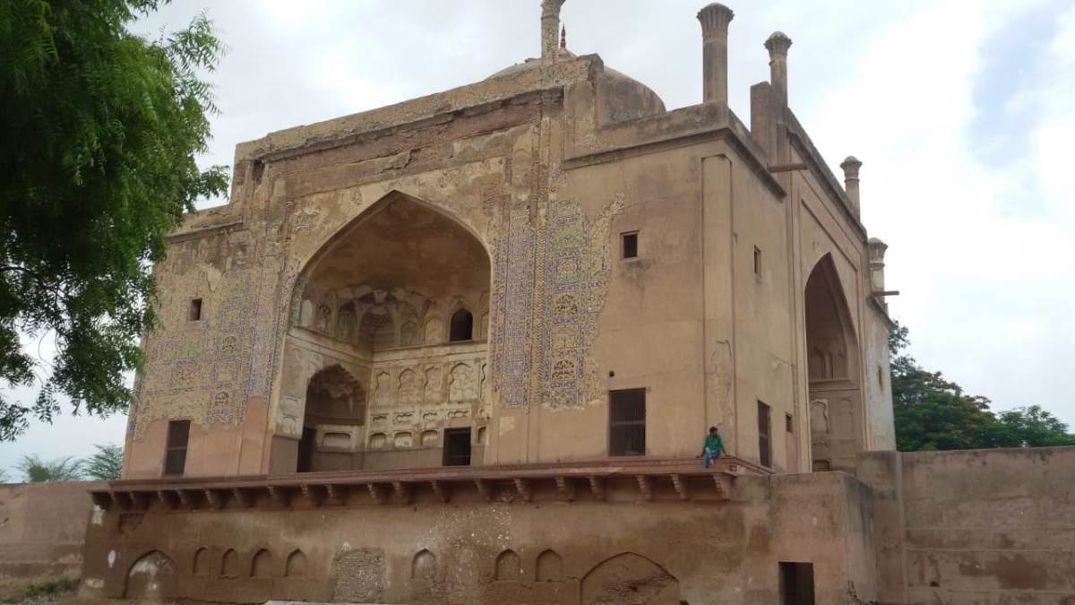 https://www.jagranimages.com/images/newimg/02072022/02_07_2022-chini_ka_roja_22855443.jpg