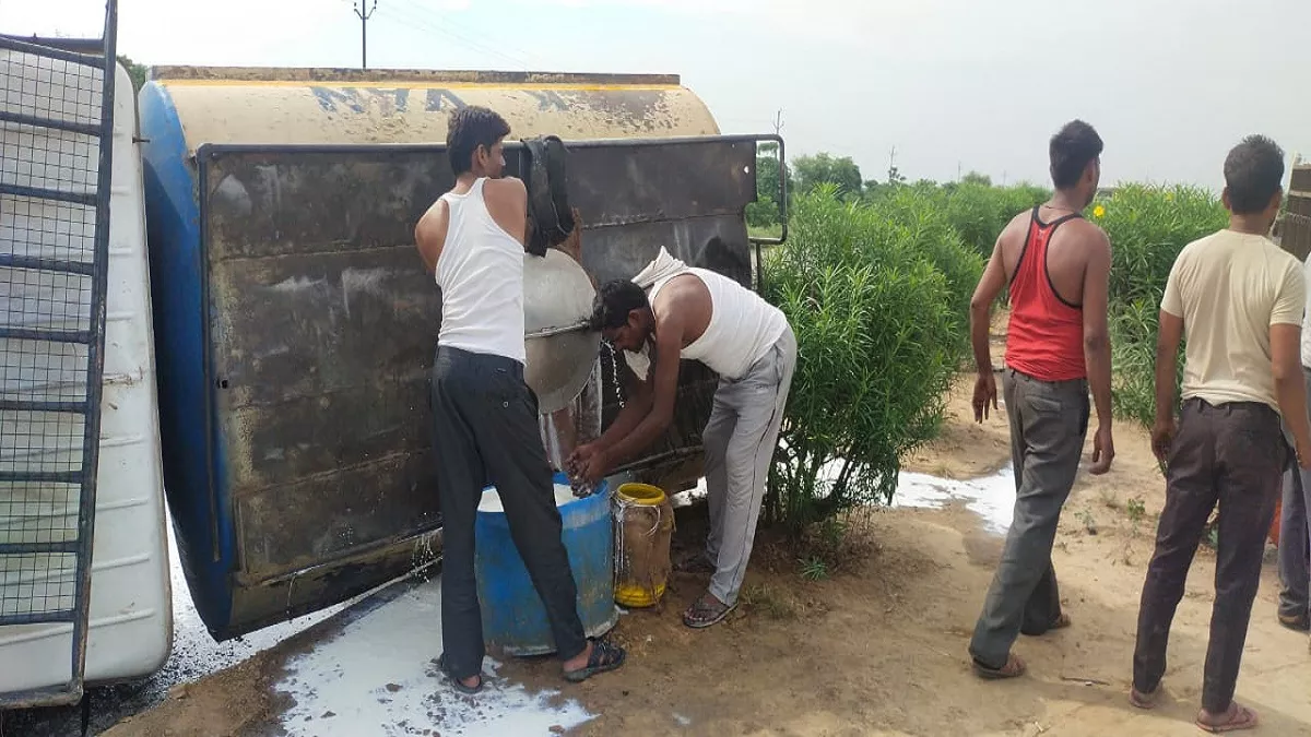 टायर पंक्‍चर होने से पलटा दूध का टैंकर, ग्रामीणों ने मचायी लूट, तस्‍वीरों में देखें
