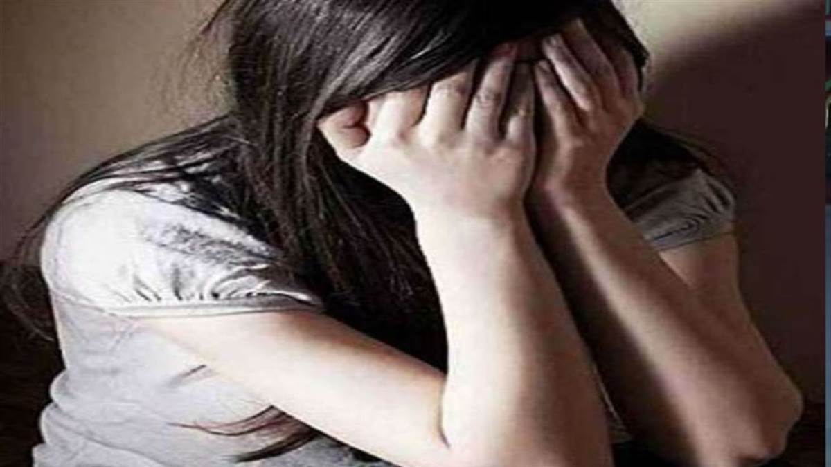 मऊ में दो सगी किशोरी बहनों से सामूहिक दुष्‍कर्म की घटना सामने आई है।