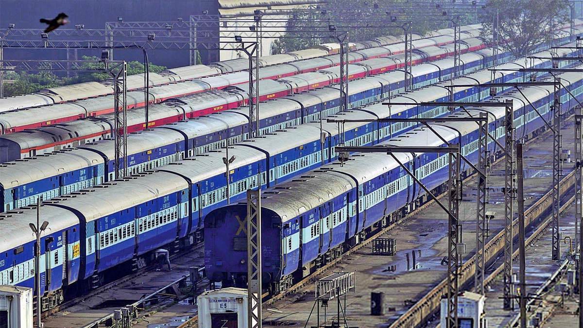 17 एक्सप्रेस व पैसेंजर ट्रेनें रद, पांच ट्रेनें बीच रास्ते से लौटेगी, सात ट्रेनें रूट बदलकर व तीन ट्रेनें समय बदल कर चलेगी