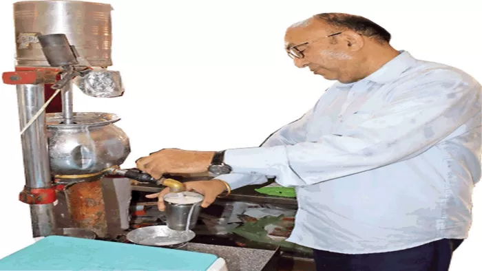 Jalandhar Street Food दुकान पर लस्सी बनाते विनोद शर्मा। (जागरण)