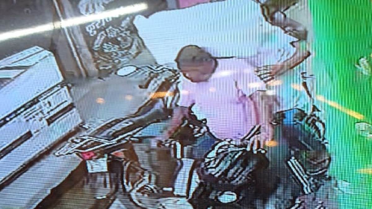 गोदाम से सामान निकालकर बाइक से जाते बदमाशों की तस्‍वीर सीसीटीवी में कैद हुए।