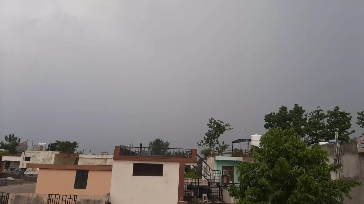Lucknow Weather: लखनऊ में छाए रहे बादल, पढें अगले चार दिनों तक कैसा रहेगा मौसम