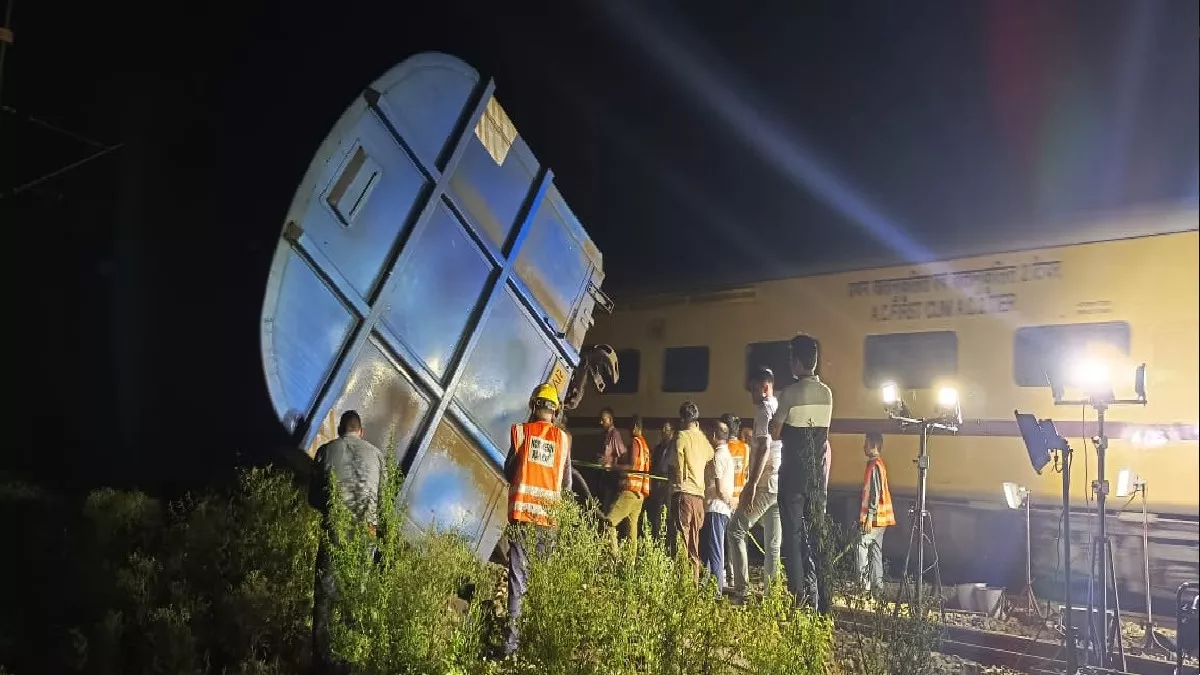 Goods Train Derailed: पांच घंटे बाद शुरू हुआ रेल मार्ग, 10 ट्रेनों का बदला गया रूट, यात्रियों को हुई परेशानी