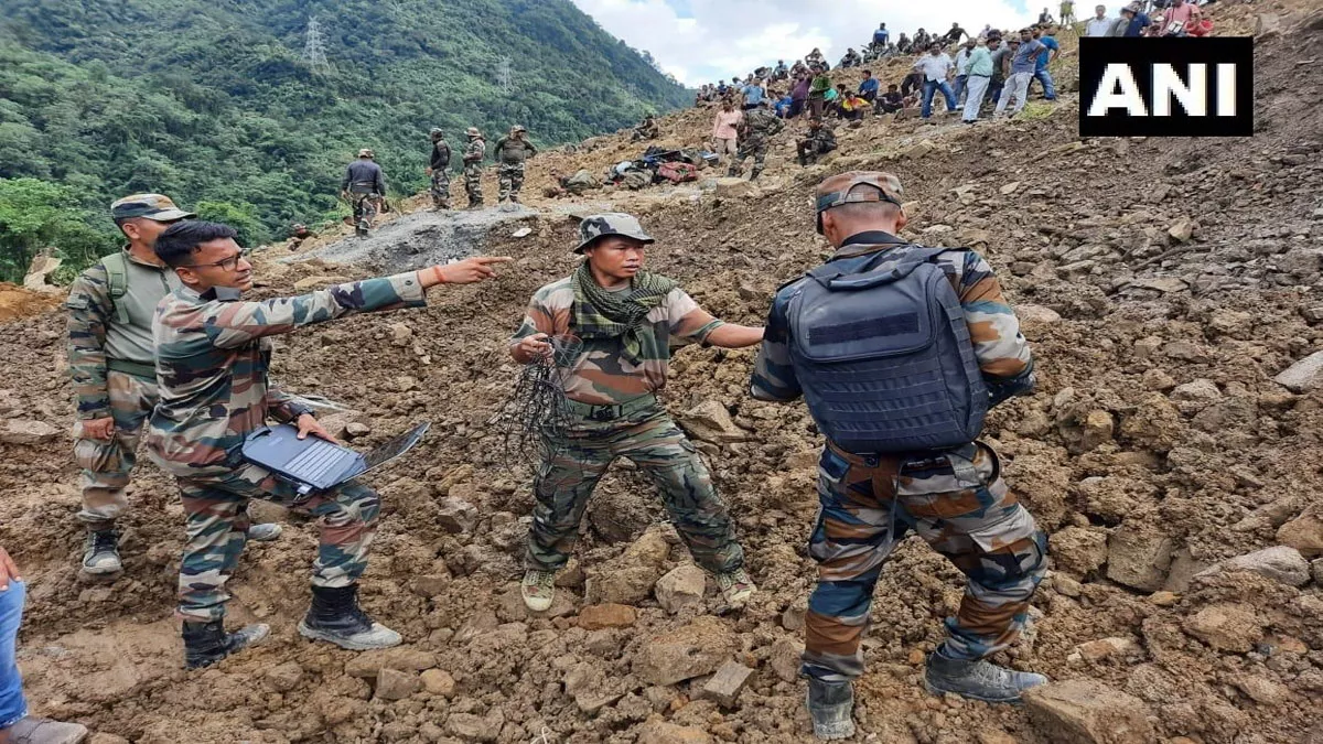 Manipur Landslide: मणिपुर भूस्खलन में बचाव कार्य युद्धस्‍तर पर, 13 जवानों और पांच नागरिकों को बचाया गया