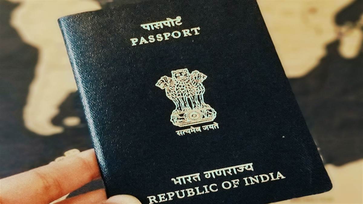 आजमगढ में फर्जी पासपोर्ट बनाने पर कार्रवाई की गई है।