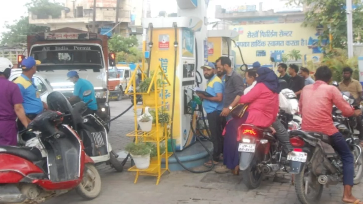 Meerut Petrol Price Today: जुलाई महीने की भी राहतभरी शुरुआत, मेरठ में आज ये हैं पेट्रोल-डीजल के रेट