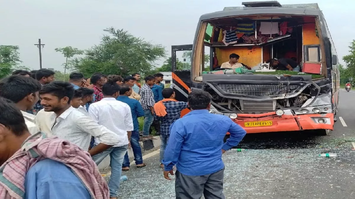 दरभंगा से जयपुर जा रही बस दुर्घटनाग्रस्त, दर्जनभर यात्री जख्‍मी