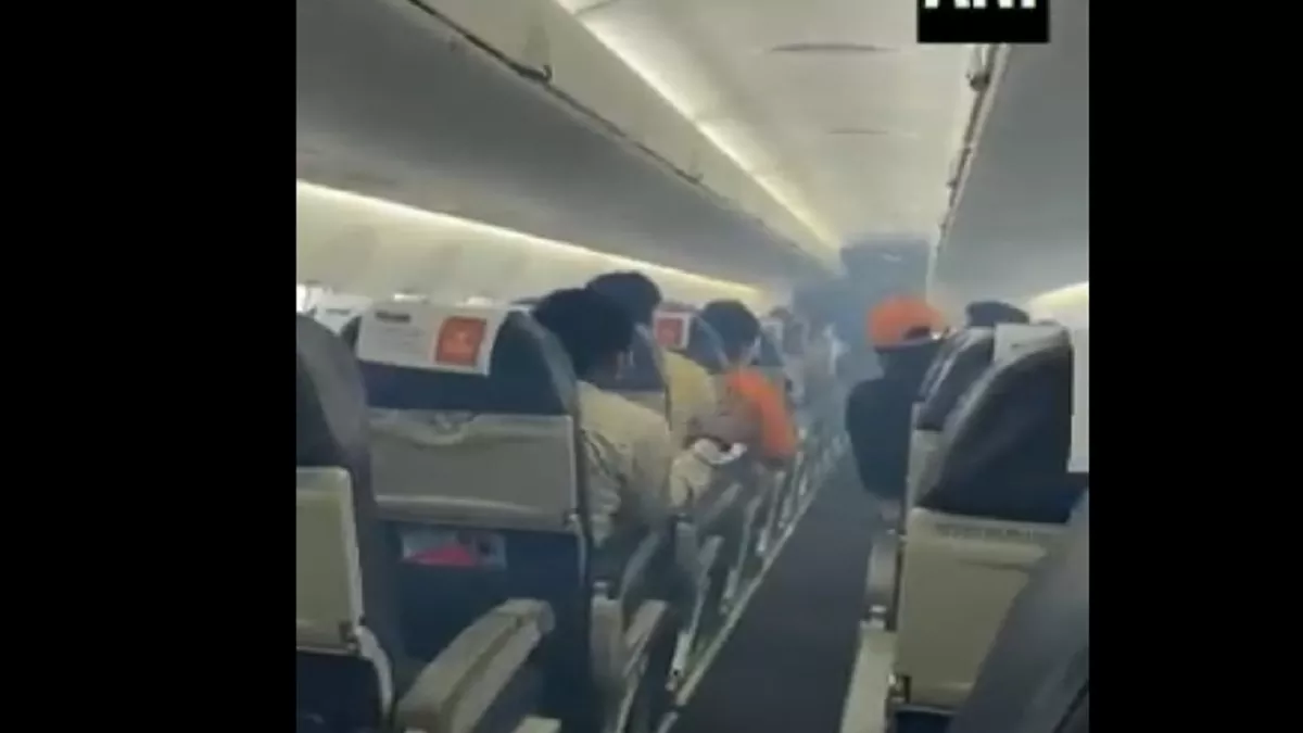 SpiceJet Emergency Landing Video: 5 हजार फीट की ऊंचाई पर दिल्ली से जबलपुर जा रहे स्पाइसजेट विमान में अचानक फैला धुआं, कराई गई इमरजेंसी लैंडिंग