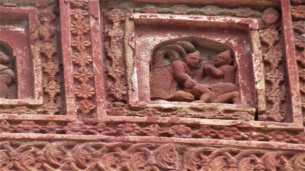 West Bengal: मुस्लिम कारीगरों के हाथों संवर रहा 200 साल से अधिक पुराना शांतिनिकेतन का लक्ष्मी-जनार्दन मंदिर