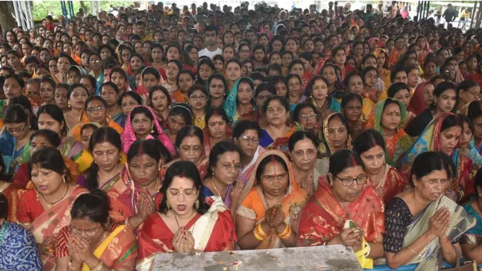 दिनभर पूजा करने के लिए महिलाओं की कतार लगी रही।