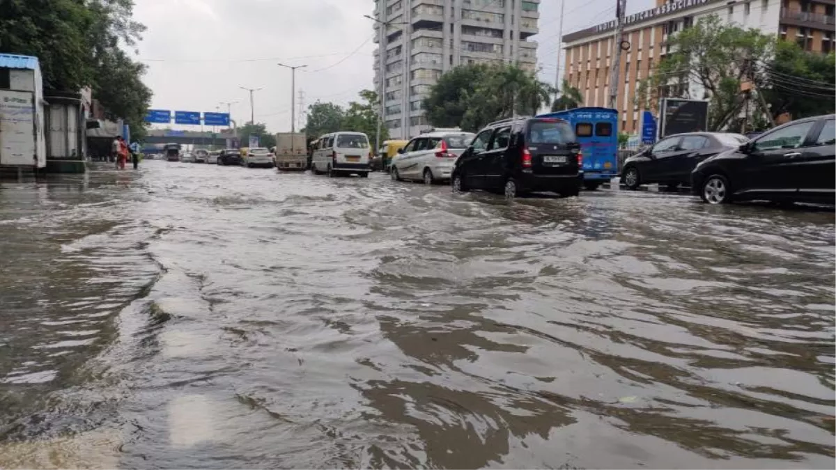 Delhi Waterlogging: दिल्ली एलजी की चेतावनी, सड़कों पर हुआ जलभराव तो अधिकारियों पर होगी कार्रवाई