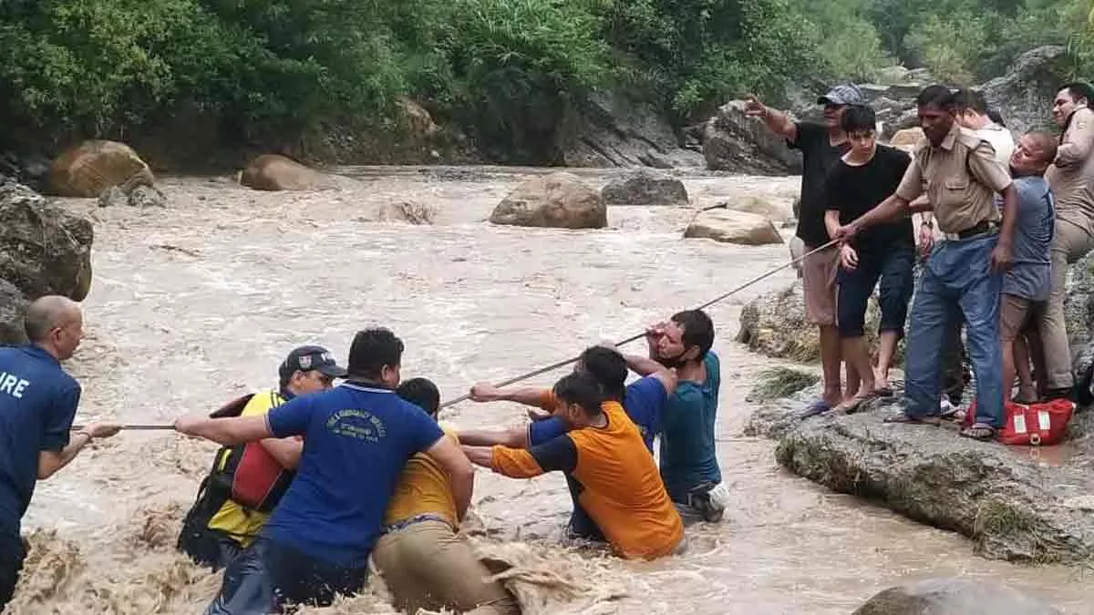 Dehradun News: गुच्चुपानी में पिकनिक मना रहे थे 11 लोग, अचानक नदी का जलस्तर बढ़ने से फंसे, जान जोखिम में डालकर किया रेस्‍क्‍यू