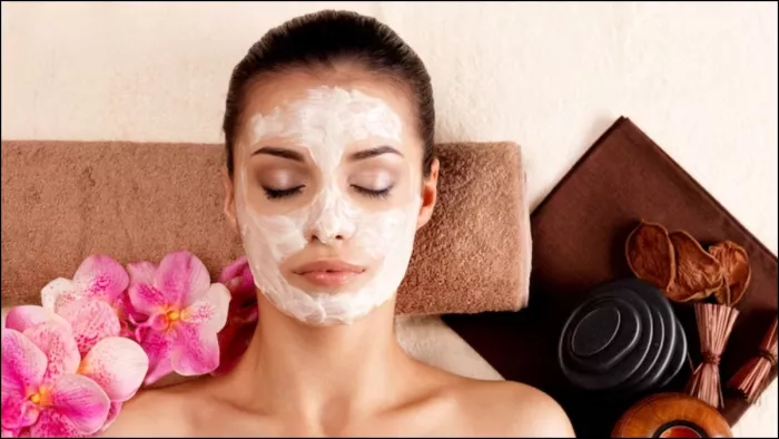 सॉफ्ट-ग्लोइंग स्किल के लिए घर पर करें फेशियल