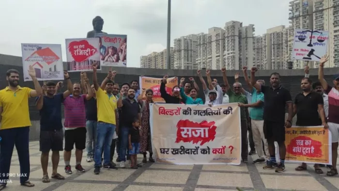 ग्रेटर नोएडा वेस्ट में फ्लैट रजिस्ट्री की मांग को लेकर सोसायटी के लोगों ने किया प्रदर्शन, जताया आक्रोश