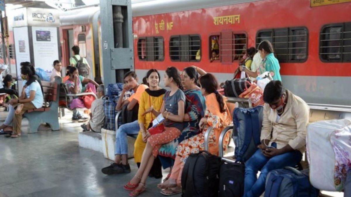 रेल सफर के दौरान किसी भी तरह की दिक्कत होने पर IRCTC पर ऐसे करें शिकायत