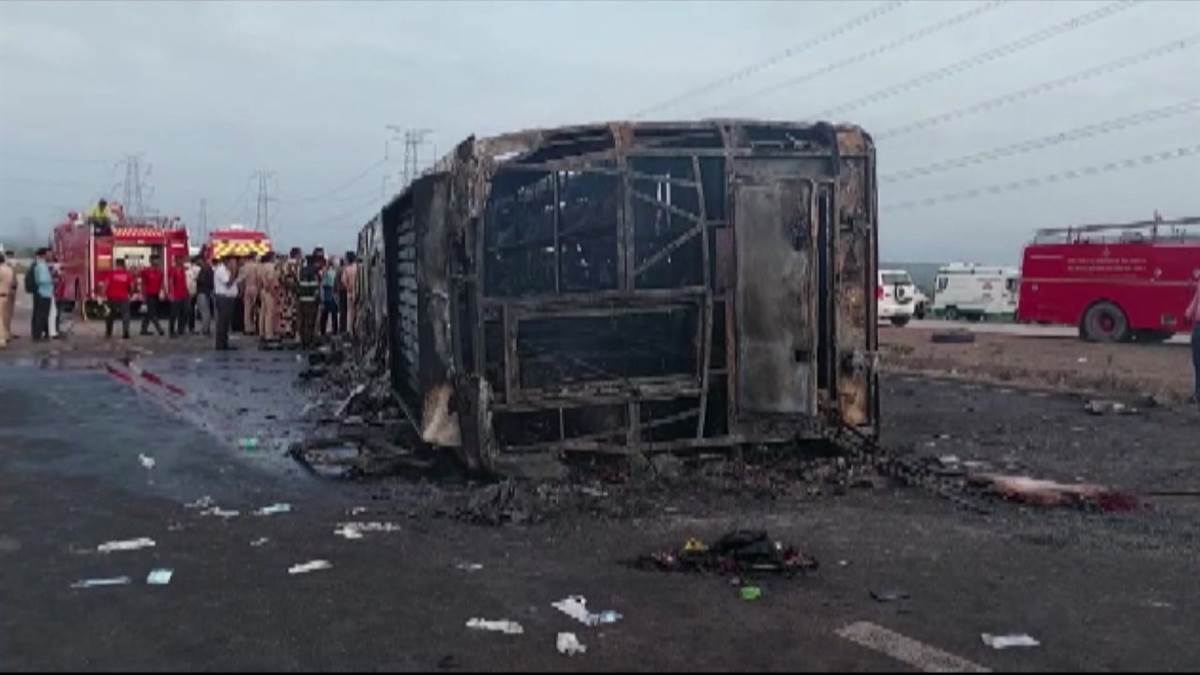 maharashtra bus fire mass cremation of 24 dead bodies one will be handed over to the family for burial