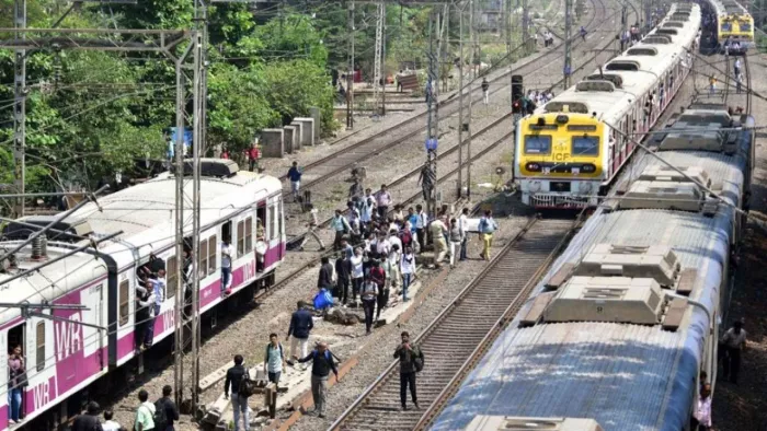 कई लाइनों पर मुंबई लोकल ट्रेन सेवाएं प्रभावित।