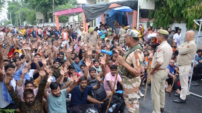 हर-हर महादेव के जयकारे लगाते बाबा बर्फानी श्रद्धालु